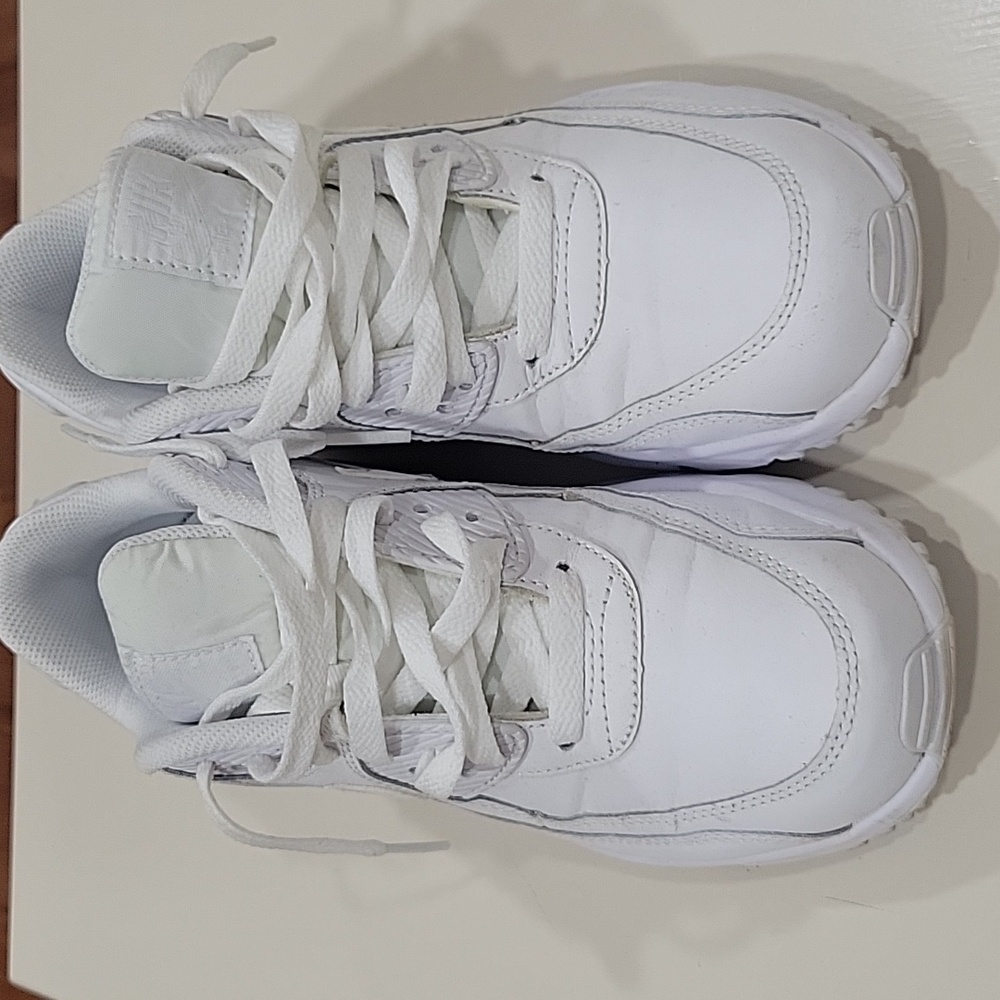 Nike White Air Max Sneakers with Classic Design - Picture 2 of 5